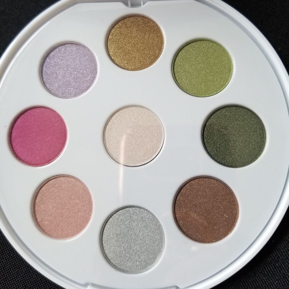 Avon Iconic Eye Palette - Picture 2 of 4